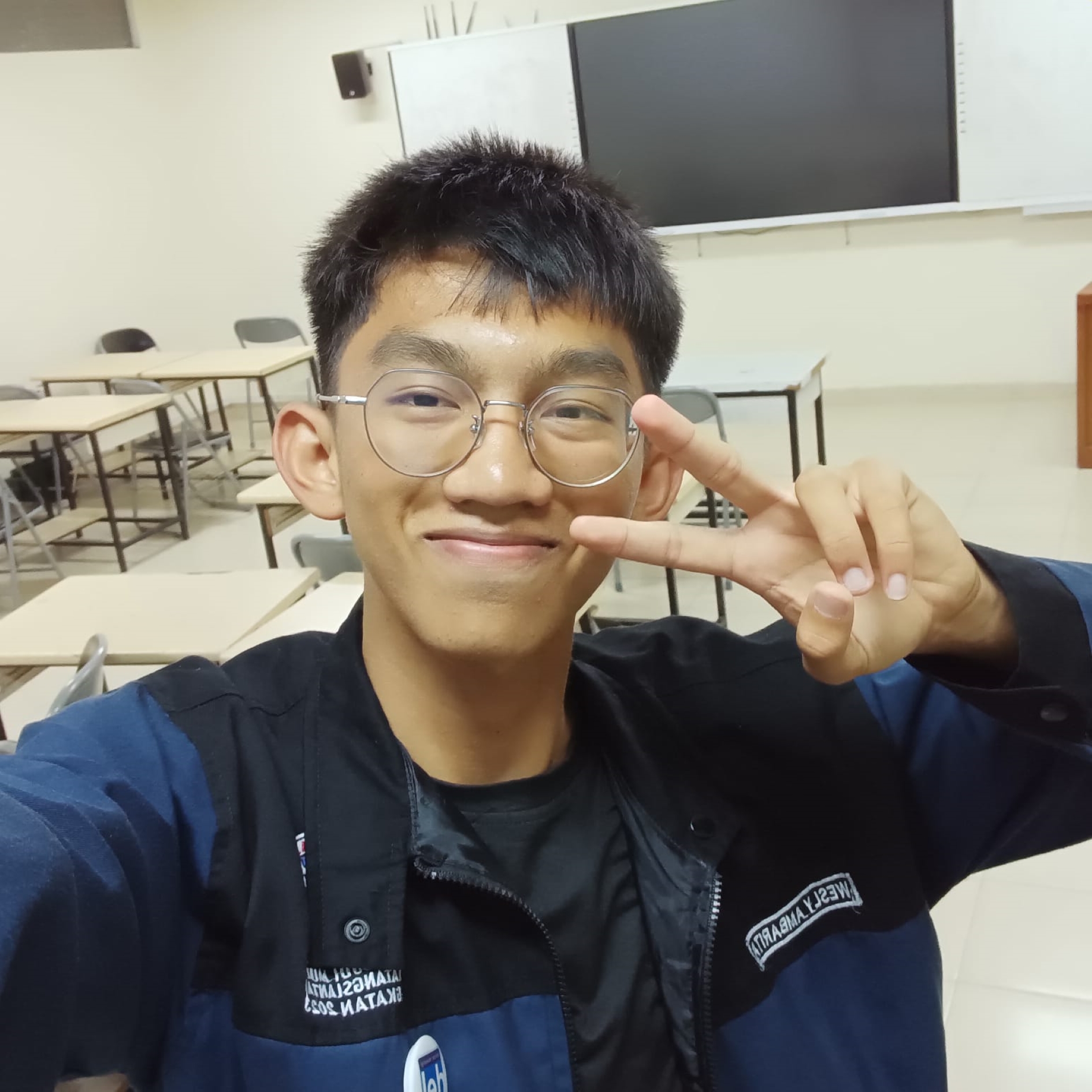 Foto profesional Ahmad Rizki, Desainer Grafis dengan latar belakang kreatif